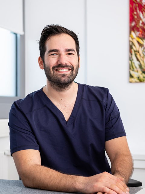 Dr. Patrik Shnawa, Facharzt für Orthopädie und Traumatologie, in seiner Ordination